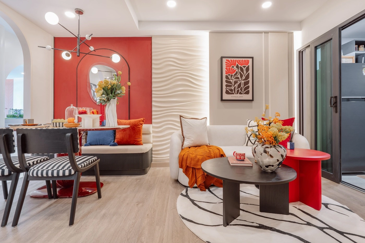 พื้นที่เชื่อมต่อมุมรับประทานอาหารและห้องนั่งเล่นสไตล์ Modern คอนโดศุภาลัย เซนส์ เขารัง ภูเก็ต