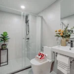 ห้องน้ำคอนโดโทนสีขาวสะอาดตา แยกส่วนเปียก-แห้ง โครงการ Supalai Sense เขารัง