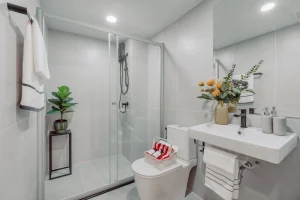 ห้องน้ำคอนโดโทนสีขาวสะอาดตา แยกส่วนเปียก-แห้ง โครงการ Supalai Sense เขารัง