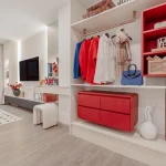 ตู้เสื้อผ้าบิลต์อินดีไซน์สีแดง-ขาว ทันสมัยและประหยัดพื้นที่ในห้องนอน คอนโดศุภาลัย