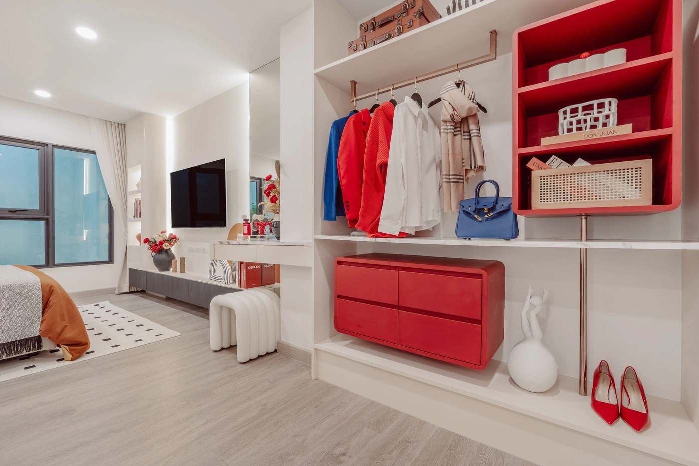ตู้เสื้อผ้าบิลต์อินดีไซน์สีแดง-ขาว ทันสมัยและประหยัดพื้นที่ในห้องนอน คอนโดศุภาลัย