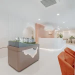 ภาพมุมกว้างห้องนั่งเล่นอเนกประสงค์ คอนโดศุภาลัย เซนส์ เขารัง ภูเก็ต