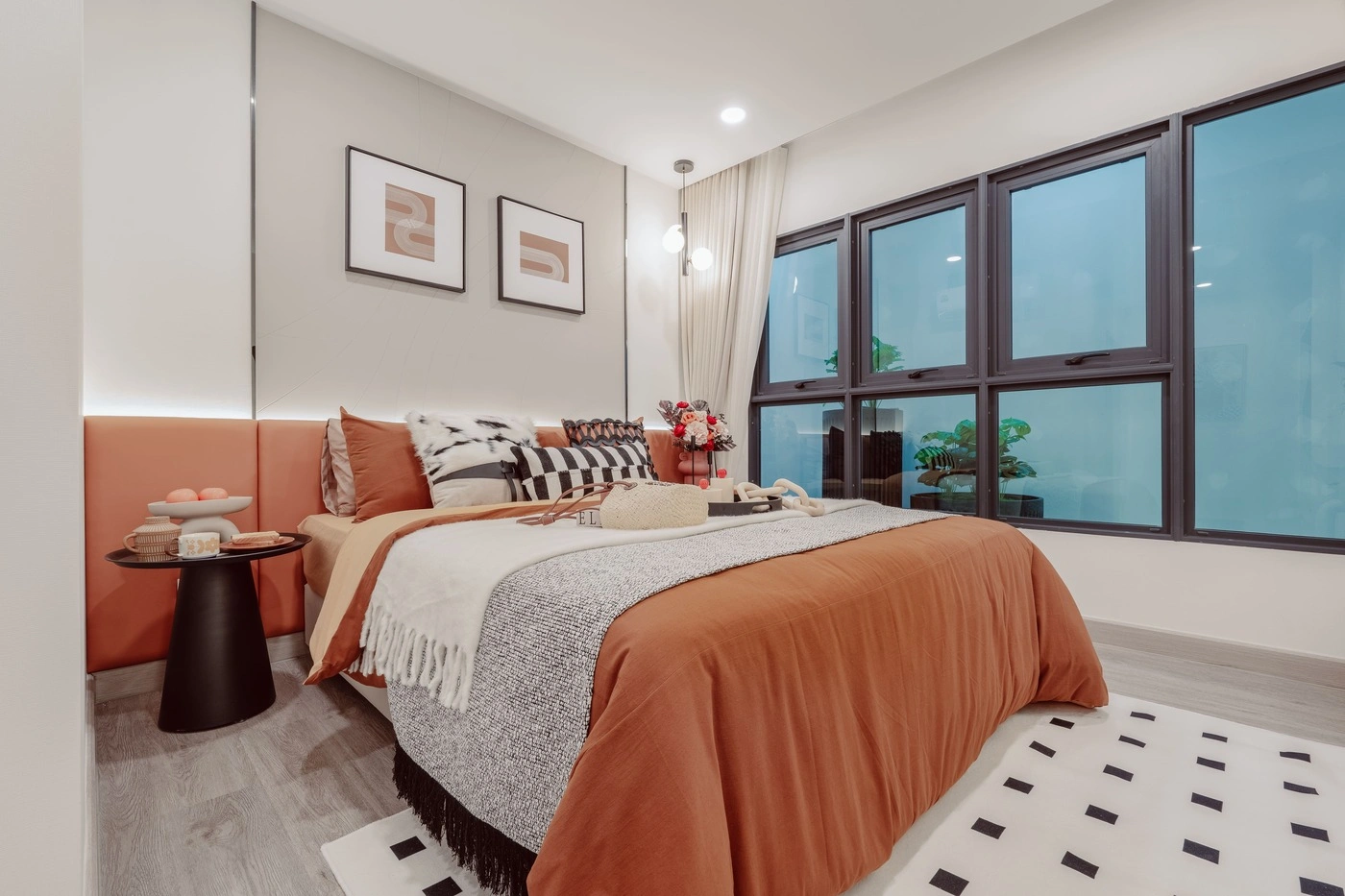 ห้องนอนสไตล์มินิมอลโทนอุ่น บรรยากาศน่านอนในคอนโดศุภาลัย ภูเก็ต